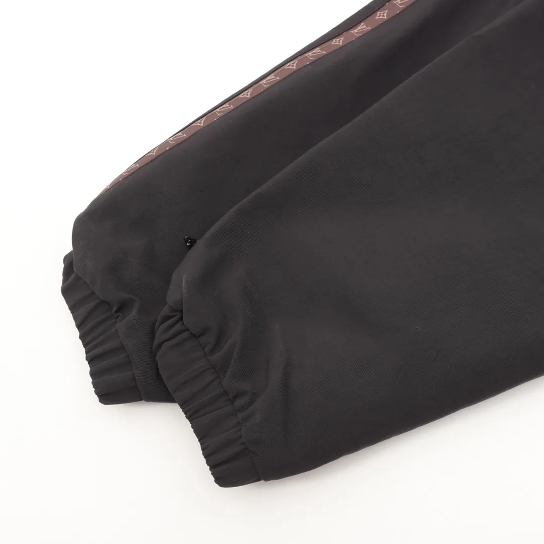 🅿️550 LouisVuitton/Louis Vuitton presbyopic patchwork windbreaker zipper jacket. Purchase the original version and have it printed immediately. The fabric is made of custom densely spun technical fabric that is light and thin, and the upper body is silky and breathable. Infrared positioning cutting, workwear-style windbreaker design, the upper body is invincible and versatile. All details are customized and developed, and all hardware and accessories are restored to ZP. SizeS-L